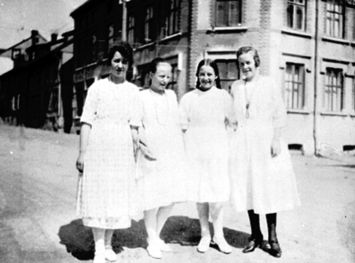 Anno Domkirkeodden, GRUPPE 4 KVINNER: JENNY NYBORG, EDITH JOHANSEN, SIGNE NYBORG, BERGLJOT JOHANSEN, SOMMERKJOLER, KLÆR
