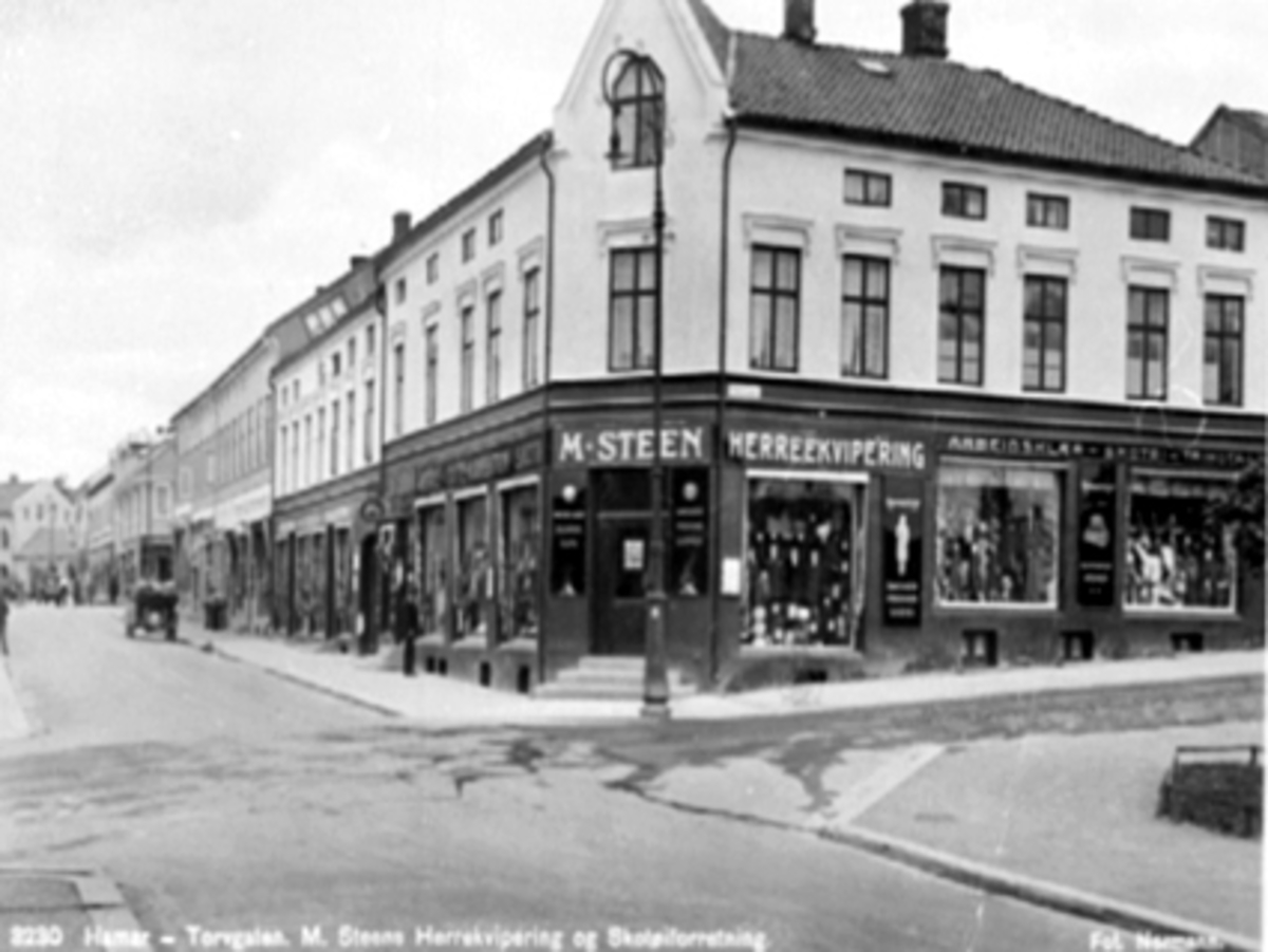 Anno Domkirkeodden, OVERSIKT TORGGT. M. STEEN, /ØSTRE TORG, MOT TRIANGELEN, BILER, FOLK