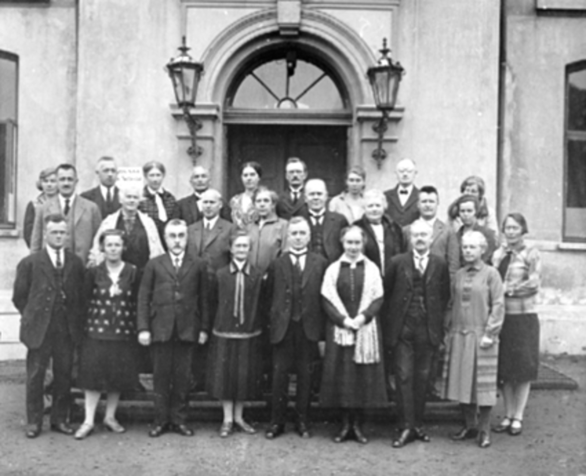 Anno Domkirkeodden, Gruppe 26, lærere Hamar Folkeskole, Midtbyen skole, 1928. 1 rekke f.v. Per Berg, Olga Gulbrandsen, Bernhard Larsen, Ragna Abrahamsen, skoleinspektør Elias Trætteberg, Sigrid Jensen, Jens Jensen, Ingeborg Petersen. 2 rekke f.v. Otto Eriksen, Ellen Raknerud, Fredrik Monsen, Helga Blystad, Andreas Nys…