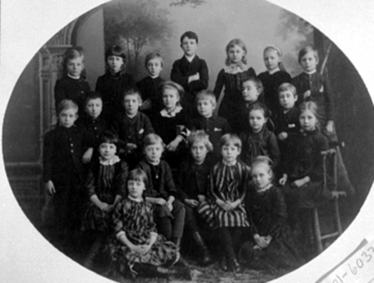 Anno Domkirkeodden, GRUPPE: 22 BARN, HENRIETTE LANDMARKS FORSKOLE (PIKESKOLEN)Se reg. skjema for samtlige navn. Normann repro nr: 7664.