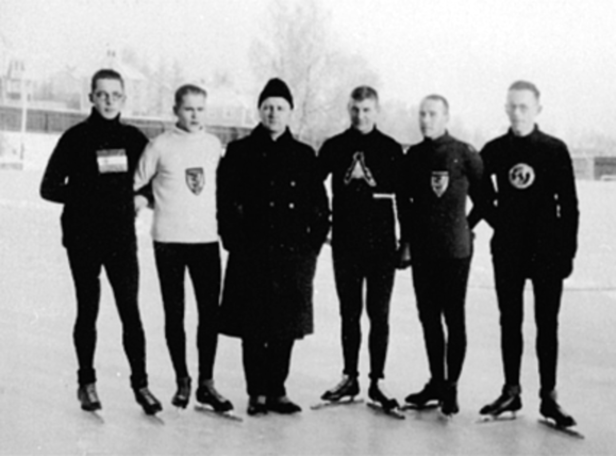 Anno Domkirkeodden, GRUPPE 6, 5 SKØYTELØPERE, HAMAR STADIONFra v: Unterhorst ? utlending, Willy Schønbrod ?, fra Hamar ?. Arthur Vollsted ?, Erhard Msyke ?, E. Grell ?.