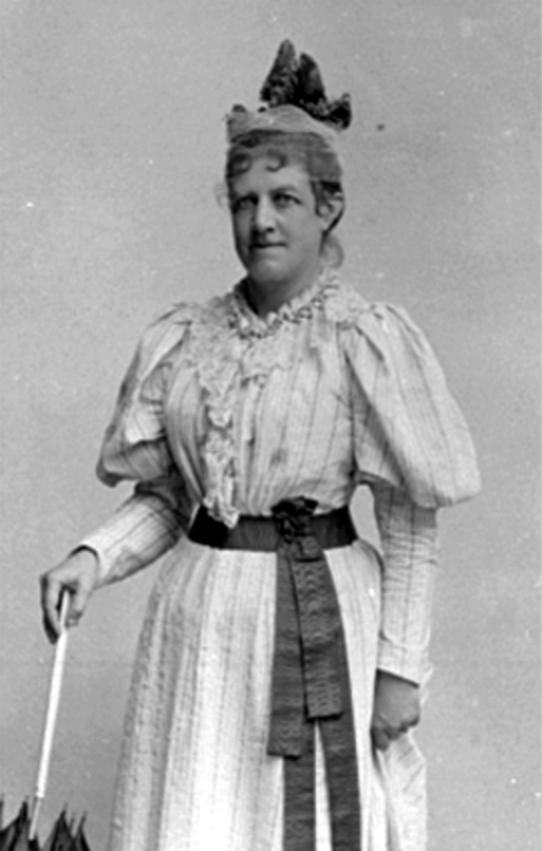 Anno Domkirkeodden, PORTRETT: MARIA GYTH F: 02/11-1851HH 128-56Mor til:fru general Laurantzon, Sørbryn, Romedal. " " :marinekaptein Halfdan Gyth Dehli, Lillehammer. " " :Asta Selvig, prest, Hedrun. Mor til Arvid Gyth Dehli, Landbrukskonsulent, Norges Vel og til Liv Cox, Sheffield, England