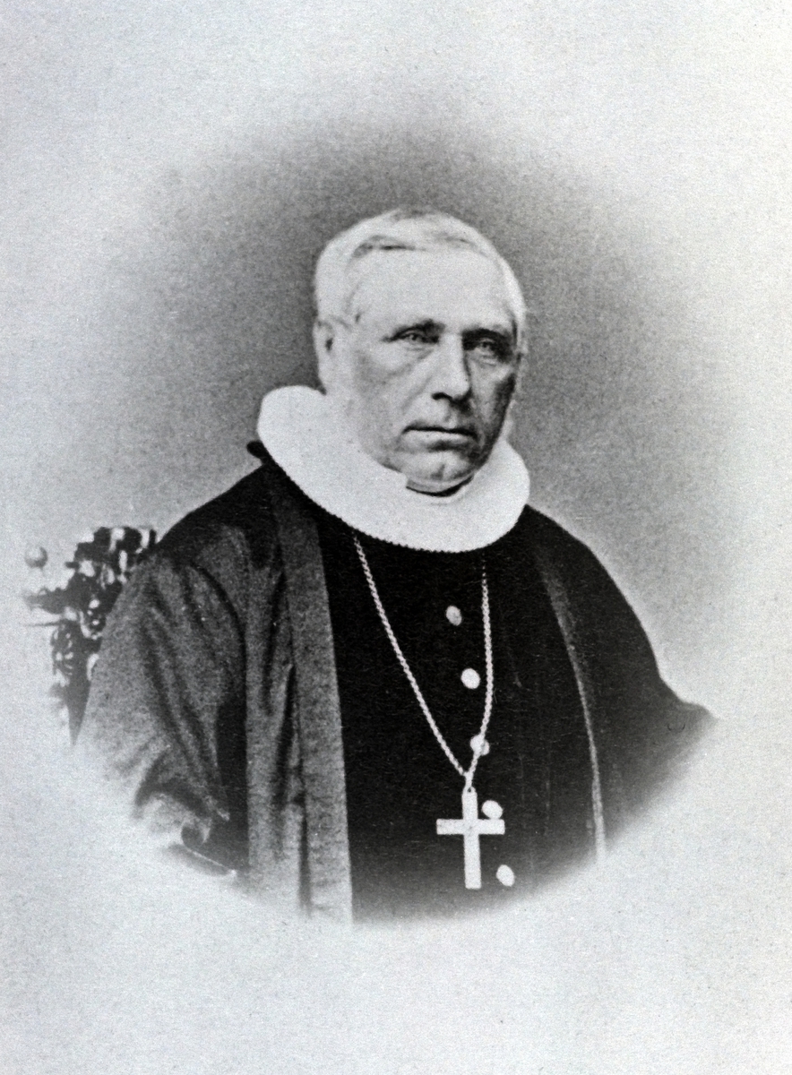 Anno Domkirkeodden, PORTRETT: BISKOP HALVOR OLSEN FOLKESTAD, F:18/11-1807-30/09-1889OF: 8931. Biskop i Hamar fra 1864-1886. Se årbok, utgitt av Hamar Historielag 2013. Artikkel av Per Kristian Aschim.