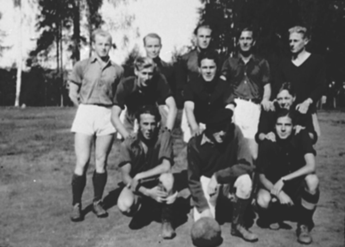 Anno Domkirkeodden, GRUPPE 11 FOTBALLSPILLERE, HAMARKAMERATENE, HAM- KAMBak: Oddvar Johnsen, Kristian Finborud, Knut Alfstad, RolfEriksen, Arne ?, . Midten: A. Olsen, Erling Bakken, Busse Monsen, Foran: Per Andersen, Egil Olausen.