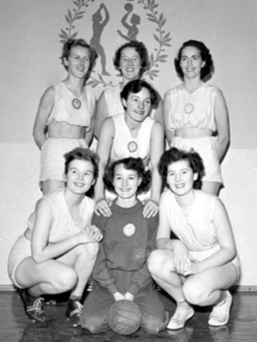 Anno Domkirkeodden, 7 HÅNDBALLSPILLERE, DAMER, HAM-KAM, Bak fra v: Asta Olsen, Gerd Andersen, Inger Brovold, (i midten)Karin Mikkelsen. Foran fra v: Ingrid Stenvold, Grete Windquist, Berit Melby.