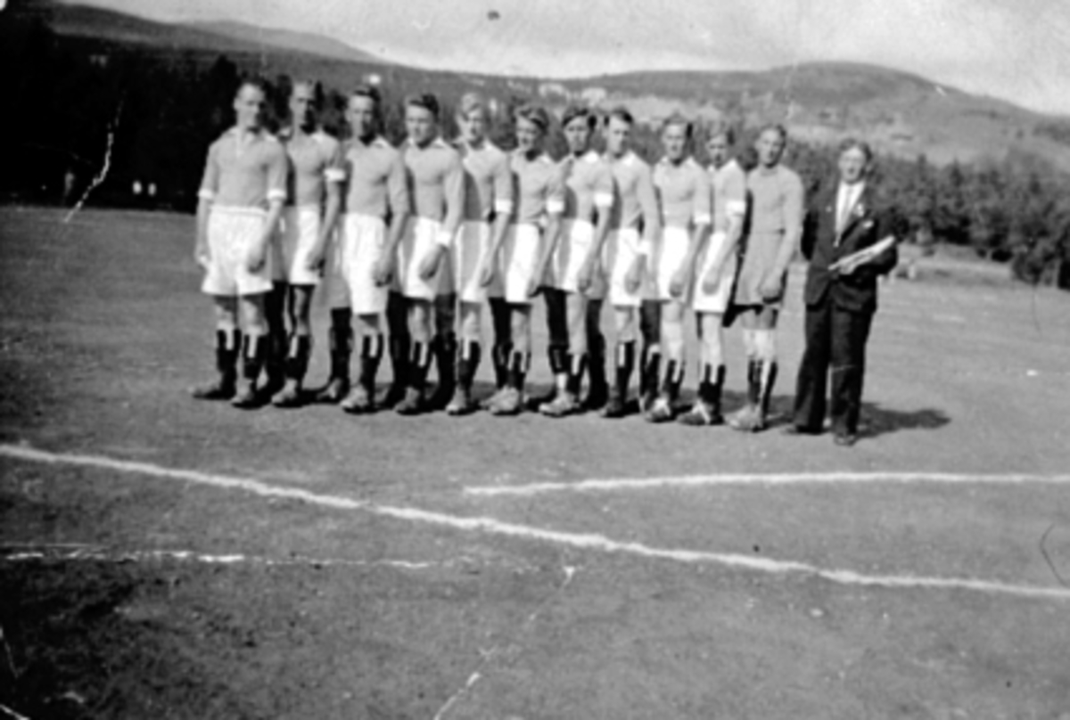 Anno Domkirkeodden, GRUPPE 11 FOTBALLSPILLERE MED TRENER, HAMAR A. I. L. , SENERE: HAM-KAM Fra v: Asbjørn Hansen, Erling Berntsen, Bjarne Eriksen, Kåre Olsen, ?, Lars Løvstrøm, Leif Henriksen, Henry Hansen, Haakon Hansen, Ingolf Olsen, Gunvald Pedersen, Muligens: ArneOlsen sen.