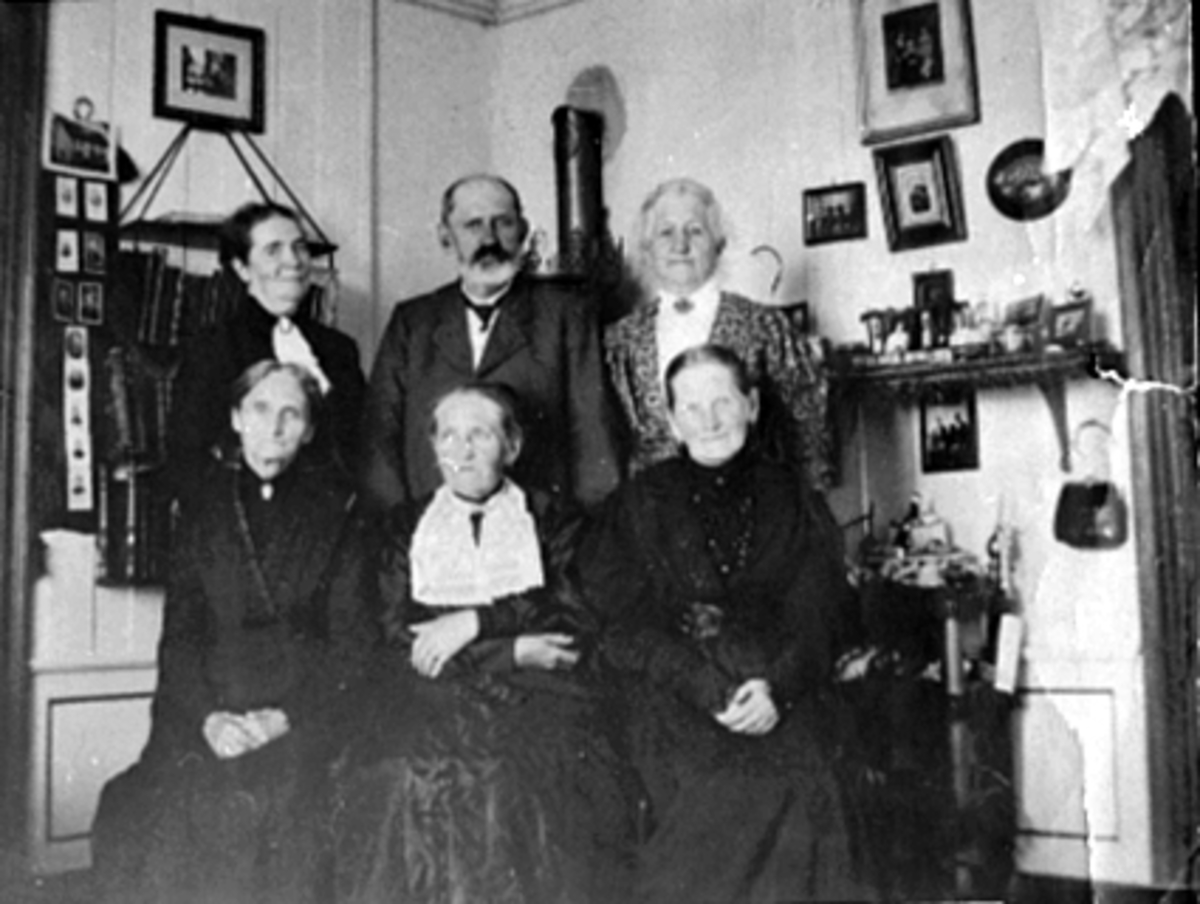 Anno Domkirkeodden, GR:6, ØVERST V: FRU REKTOR HORN, REKTOR HORN, FRU DIR. SANDBERG, Nederste rad fra v: Fur garnisjonsprest Horn, Adolfine Horn, Fru Katinka Dahl. Bildet er tatt på Adolfine Horns 80 årsdag.