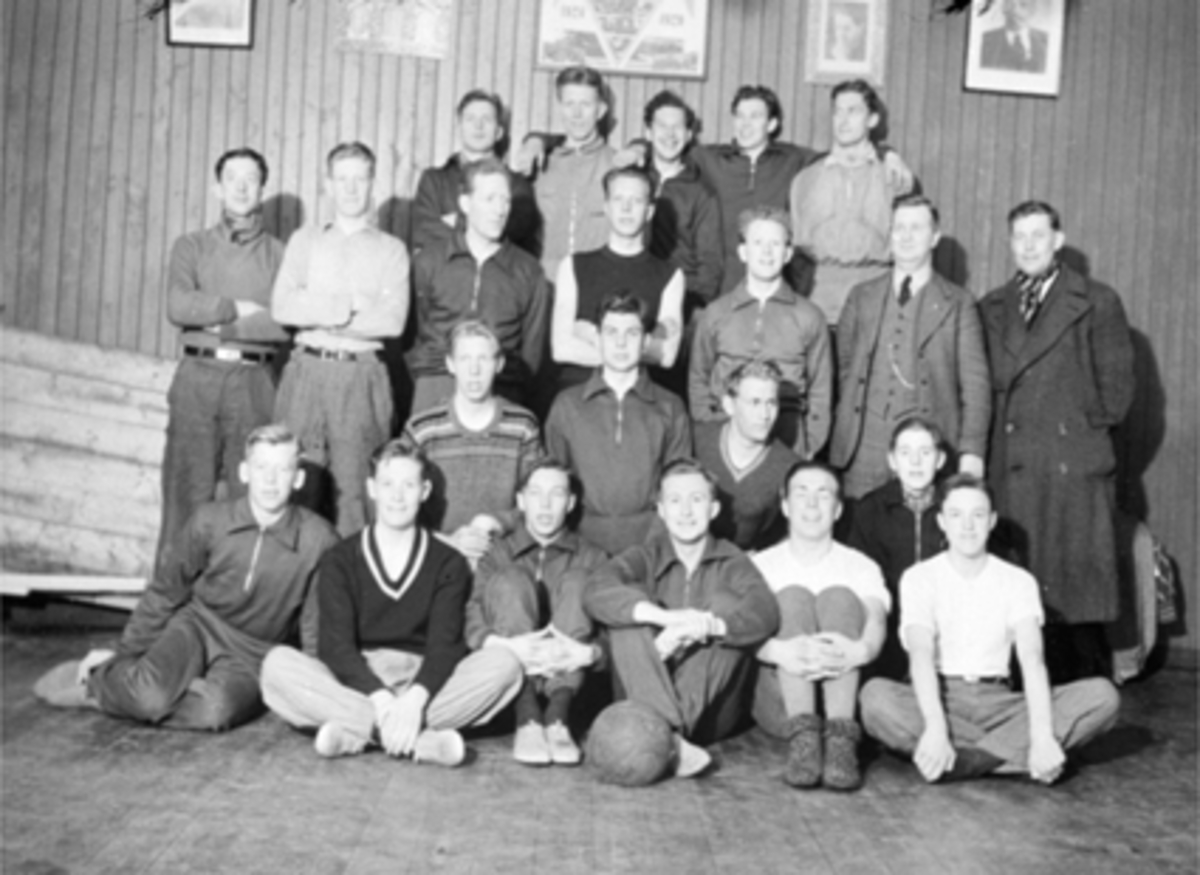 Anno Domkirkeodden, GR. 22 FOTBALLSPILLERE, TRENING, INNENDØRS, BRISKEBY STADIONFoto på veggen av Lenin og Rudolf Nilsen.
