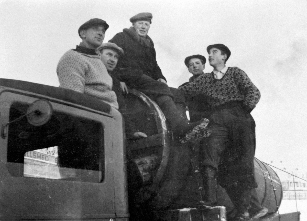 Anno Domkirkeodden, Fra v: Gunvald Pedersen, Petter Hagen, Alf Ingvaldsen, Jonny Olsen, Arne Andersen. Lastebil, vannvogn, skøyteis, Hamar stadion.