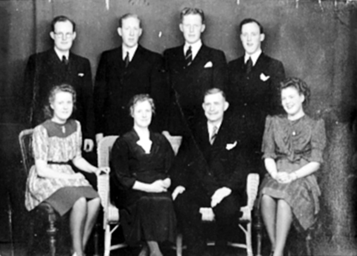 Anno Domkirkeodden, Gruppe 8, familien Ingvaldsen. Foran f.v. Ingrid, Petra, Ingvald, Marie. Bak f.v. Reidar, Leif, Alf, Sverre. Ingvald Ingvaldsen jobbet som formann ved jernbanen.