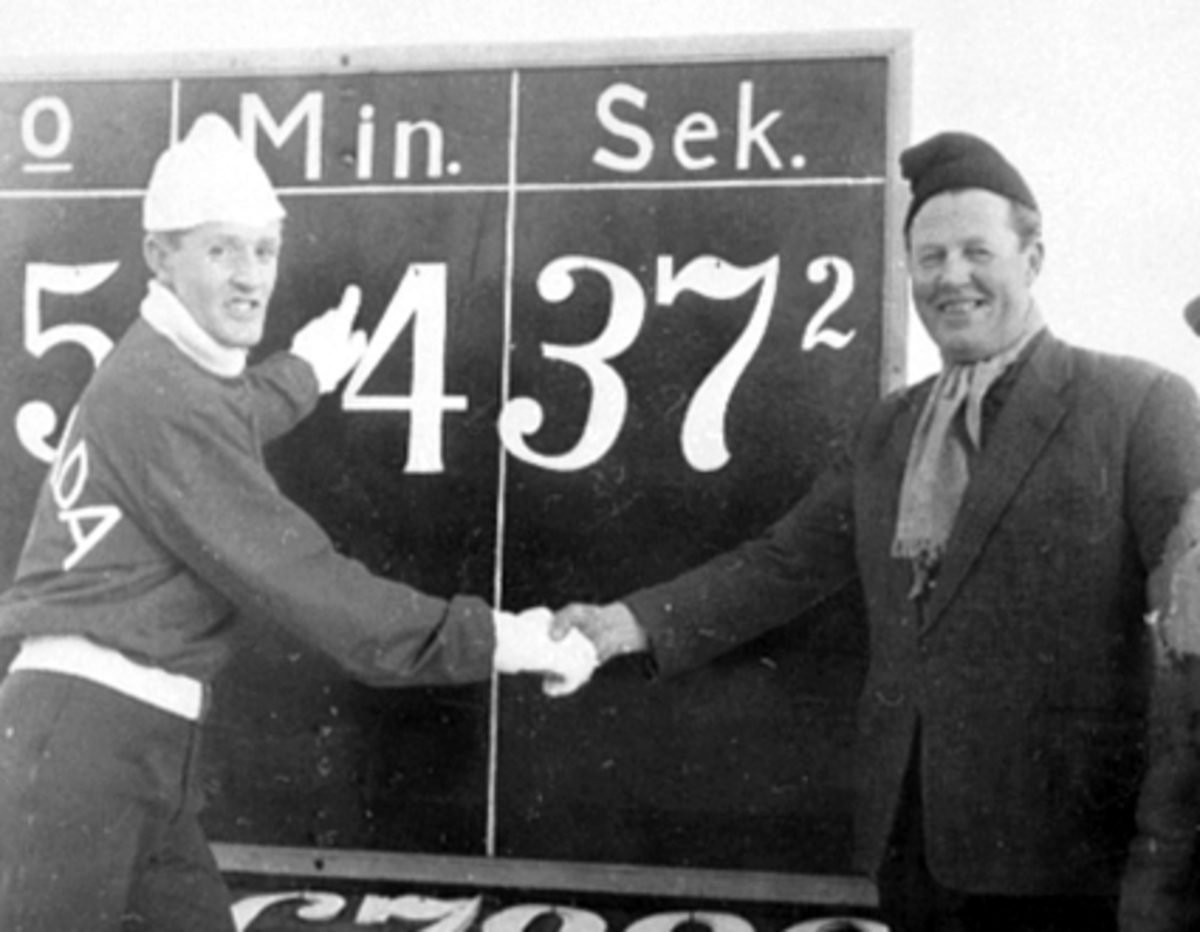 Anno Domkirkeodden, SKØYTELØPER PAUL ENOCK, CANADA, V. REK. 3000 M. 4. 37. 2. , ALF "JØNNA" INGVALDSEN Resultattavla viser den nye uoffisielle verdensrekorden i hurtigløp på skøyter på 3000m herrer satt på Hamar stadion 10. februar 1962. Satt av den australskfødte canadiske skøyteløperen Paul Alan Enock som gikk på de…