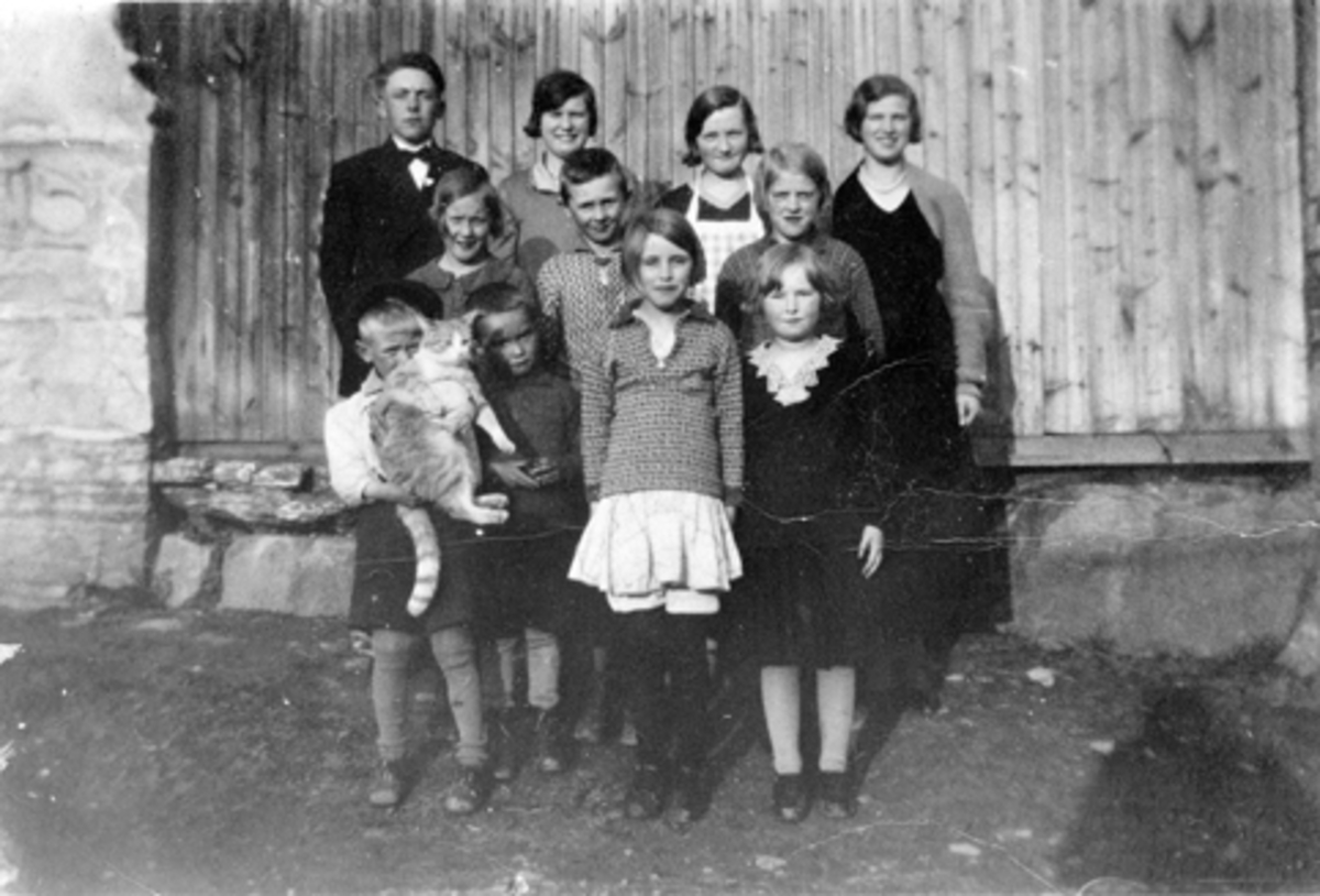 Anno Domkirkeodden, GRUPPE 10 BARN, FORAN FRA VENSTRE: JOHAN OLSEN, KATTEN SILKLE, REIDAR HANSEN, WALBORG OLSEN, RUTH OLSEN. 2 REKKE VENSTRE: KÅRE OLSEN, SOLVEIG OLSEN, ALMA THORSTENSEN OG DAGNY OLSEN. FOTOGRAFERT UTENFOR OLEASTUA.