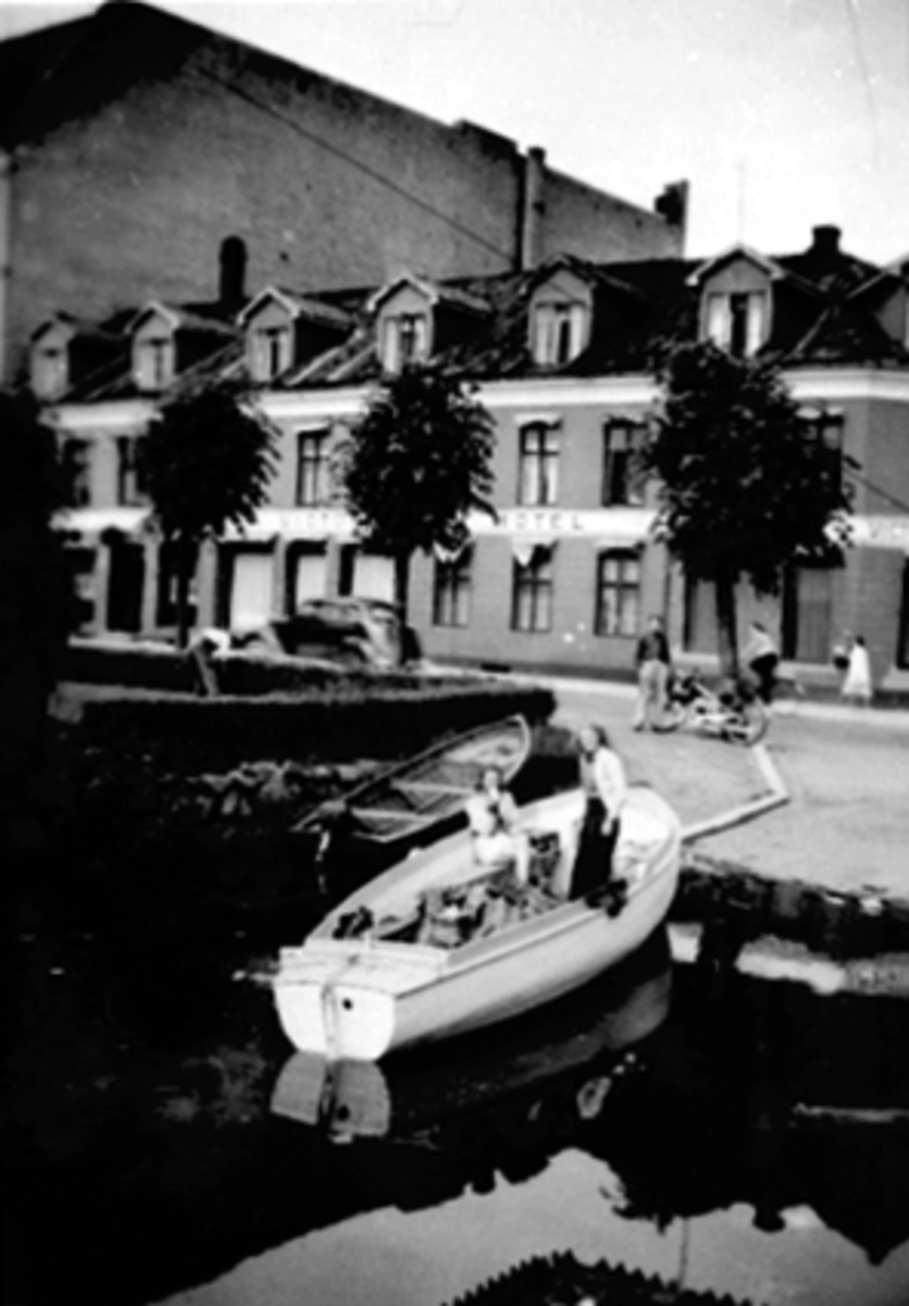 Anno Domkirkeodden, FLOM I MJØSA, VED VICTORIAUNDERGANGEN, HOTELL, 2 DAMER MED BÅT, STRANDGATA