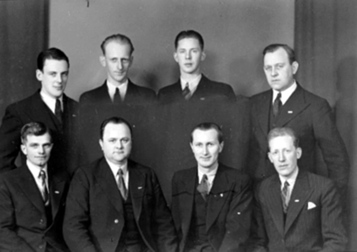 Anno Domkirkeodden, GRUPPE 8, BRISKEBY FOTBALL, FINALEKOMITEENM, HAM-KAMForan v: Sigurd Johansen, Asbjørn Steinaa, formann Alf Berg, finalekomiteens formann, Leif Ingvaldsen. Bak: Arvid Arnesen, Hjalmar Johnson, Oskar Olaussen, Mikael Ilseth.