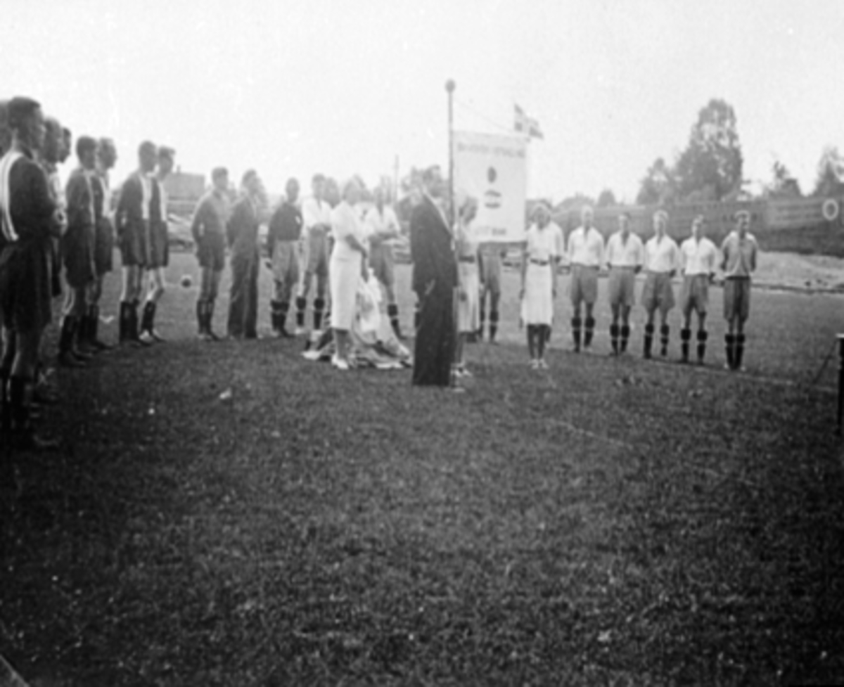 Anno Domkirkeodden, OVERREKKELSE AV NY FANE, BRISKEBY GRESSBANE, HIL. BFL. FOTBALLAG, HAM-KAMDame til venstre Aslaug (Finstad) Berg holder hovedtalenSynnøve Bekkevold til h. Etterpå var det fotballkamp mellem HIL og BFL.