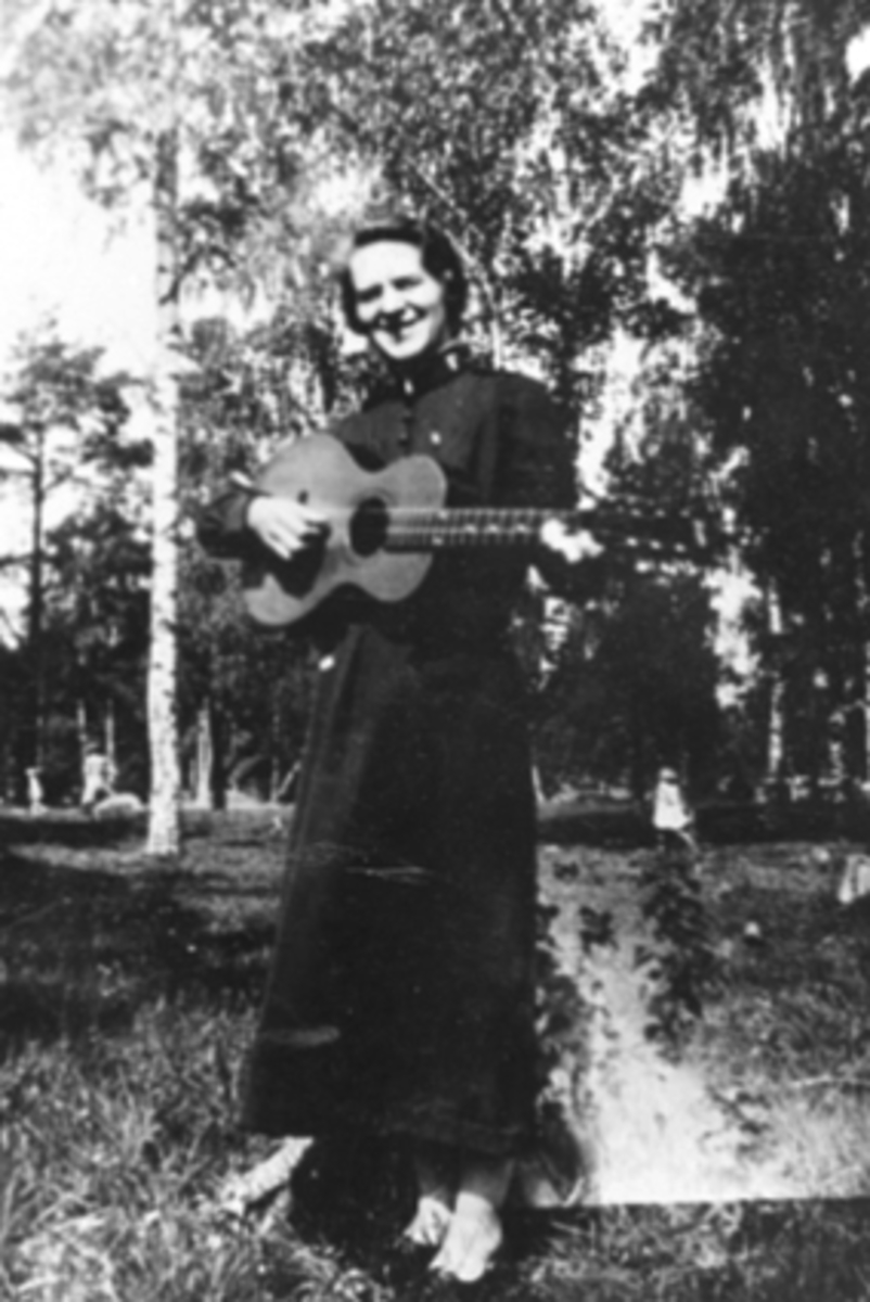 Anno Domkirkeodden, Frelsesarmeen, frelsessoldat Emma Staangstad m/gitar. Hun bodde i et lite hus foran "Gråberg"