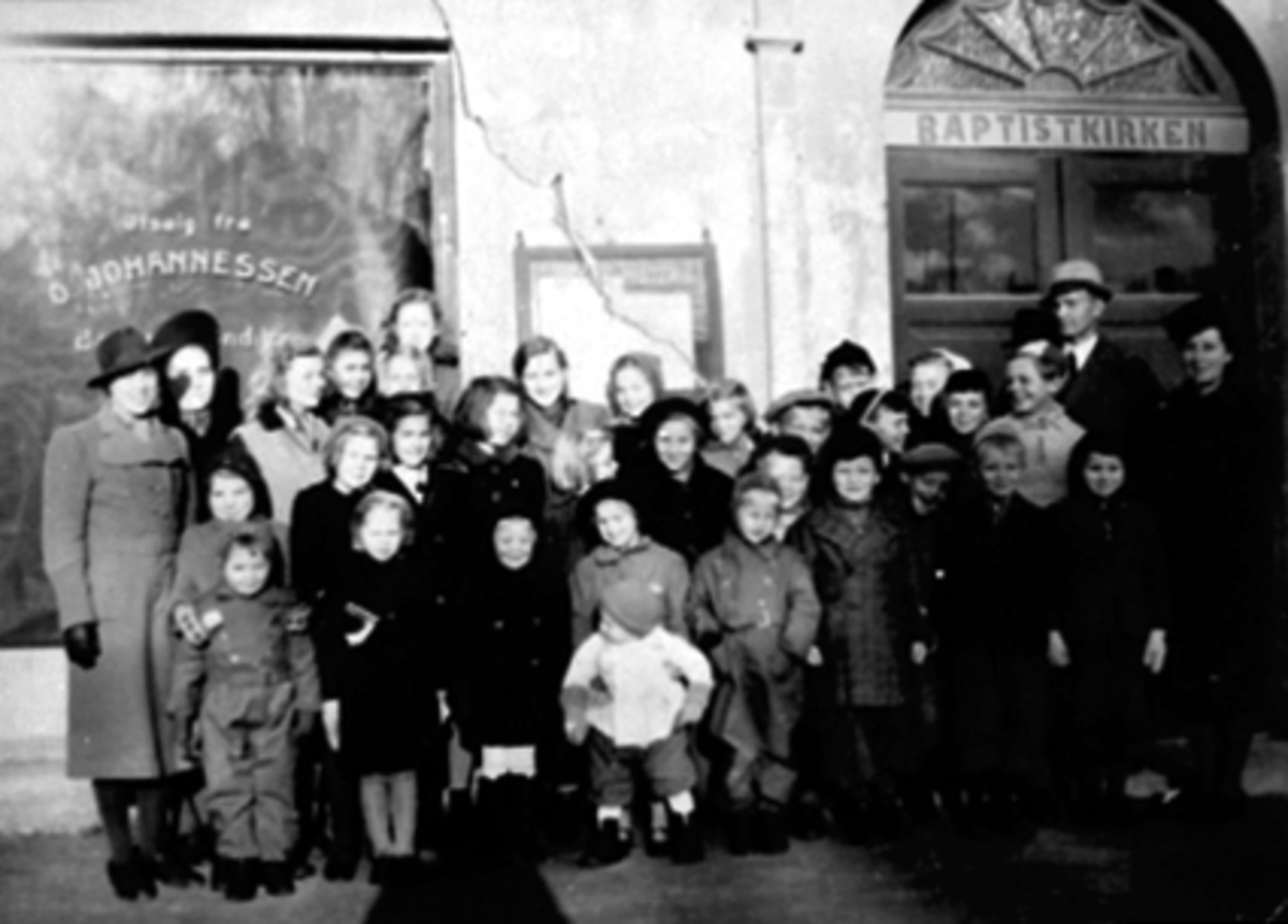 Anno Domkirkeodden, STOR GRUPPE, BAPTISTKIRKENS SØNDAGSKOLE, BAKER JOHANNESSES FILIALSe karin Nord Syverinsens bok Påfuglen i Parken side 120.
