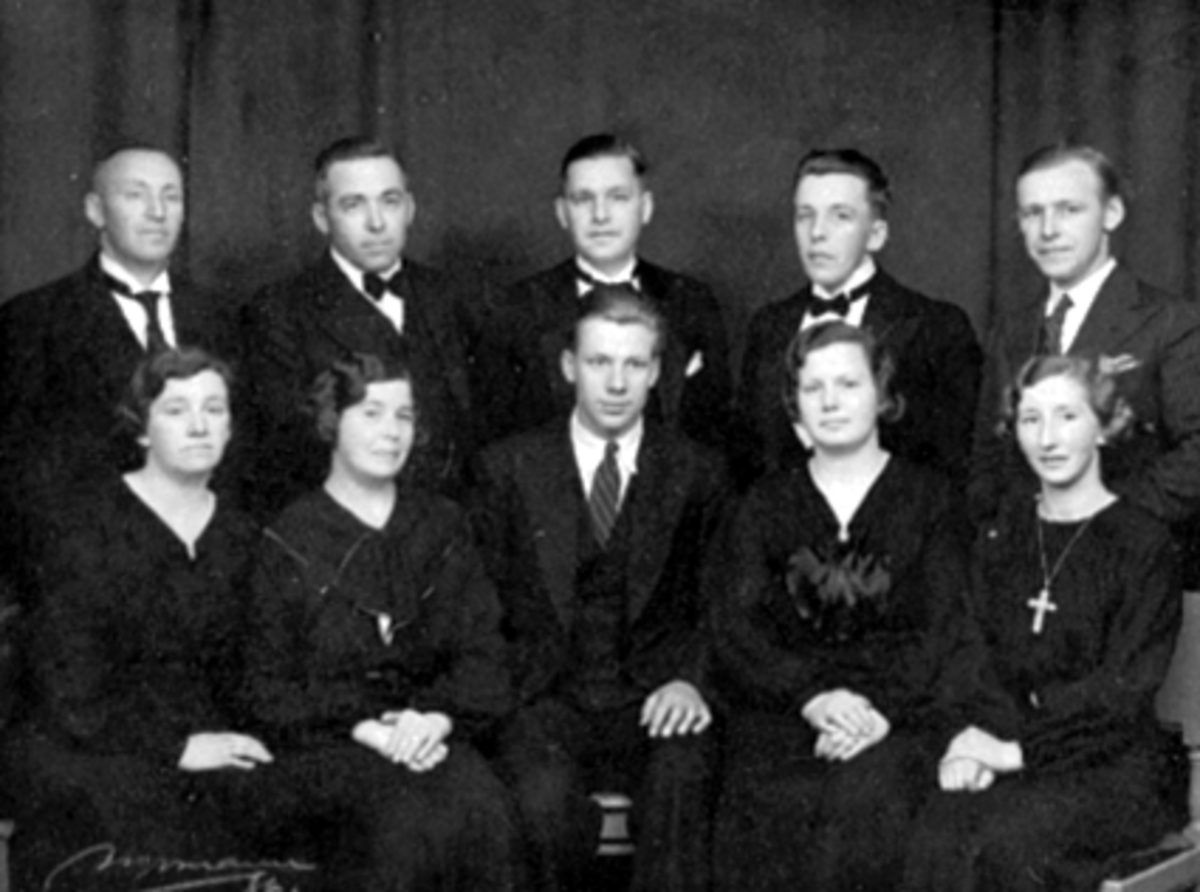 Anno Domkirkeodden, Familiegruppe 10, Eliassen, søskenflokk. 1 r. v: Margit, Kristine, Arne, Tordis, Gunvor, 2 r. v: Per, Einar, Oskar, Olaf, Asbjørn alle Eliassen.