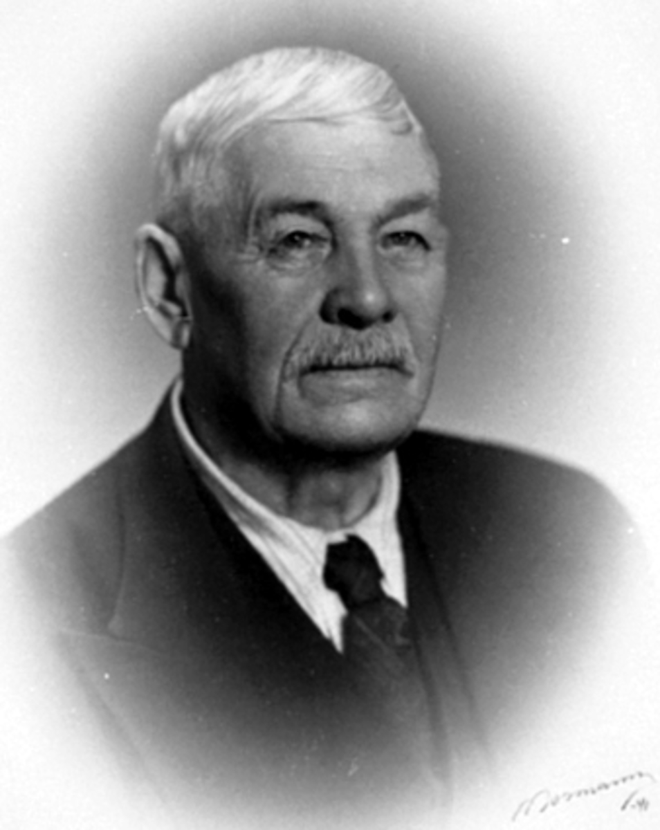 Anno Domkirkeodden, Tømmermann Ole Eliassen f. 1864- d. 1948. Gift m/Karen Eliassen fra Furnes f: 1866. Far til Olaf Eliassen.