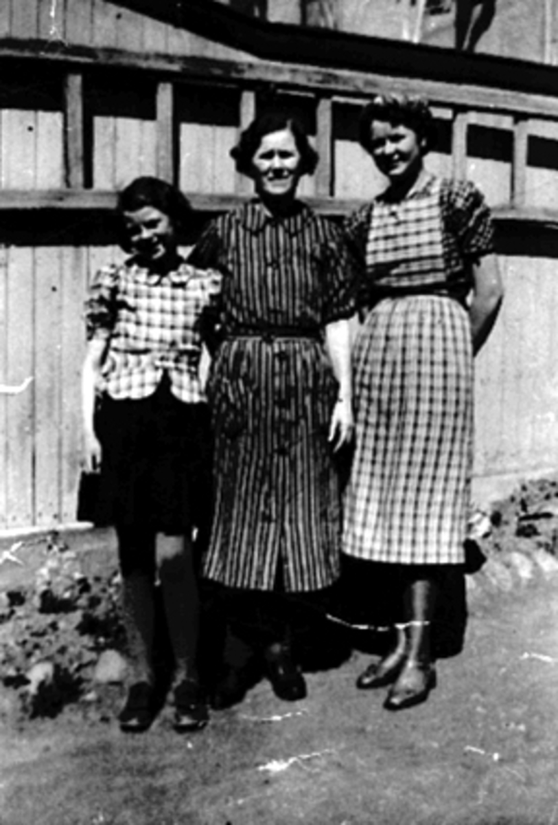 Anno Domkirkeodden, Gruppe 3. Anna Olsen f. 1896- d. 1974, sammen med døtrerne til søsteren Ida f. Olsen. F.v. Evelyn, Anna, Ingeborg. Bildet er tatt i Skolegata 4, Hamar.