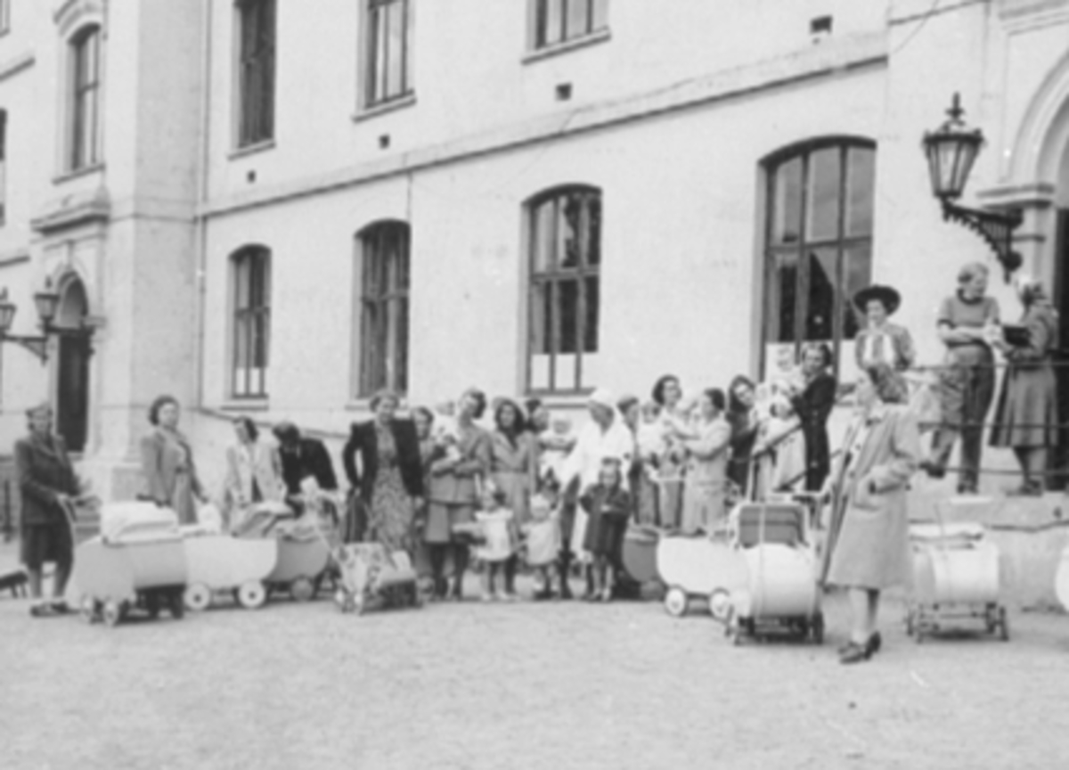 Anno Domkirkeodden, Hamar folkeskole, Midtbyen skole. Spebarnskontroll, barnekontroll, mødre, barn, barnevogner.