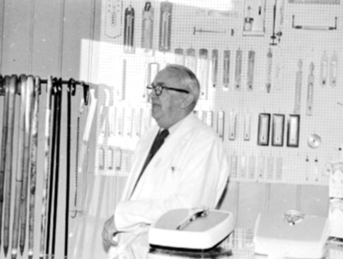 Anno Domkirkeodden, PORTRETT TRYGVE S. HANSEN, INNEHAVER AV S. HAMMERSTAD, TERMOMETEREInnehaver Trygve S. Hansen.