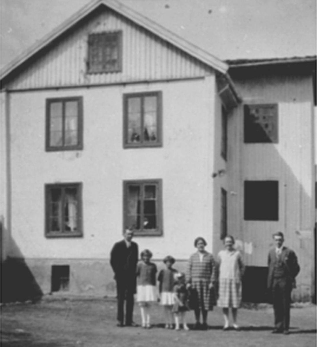 Anno Domkirkeodden, Eksteriør Ramsethgården, gruppe 7, familiene Møistad og Mæhlum, fra venstre: Ole Møistad, Ragnhild, Gunvor, Marit, ekteparet Mæhlum, Torggata 95 i Hamar.