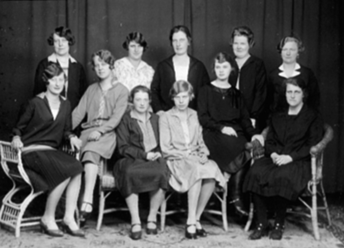 Anno Domkirkeodden, Døves Vel, støtteforening, unge venninner. 1 rekke f.v. Margrethe Solli, Hanna Engh, Svanhild Nordstrøm, Agnes Trana, Hagen, Sigrid Harilstad, Ingrid Walby. 2 rekke: Marie Hommelneset, Nora Nordrum, Martha Oustad, Kristin Mikkelsen, Lilly Herstad.