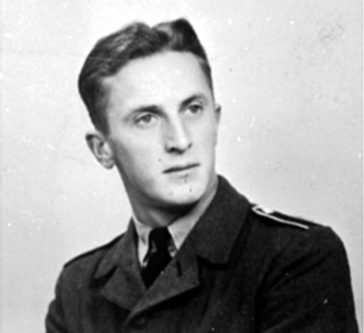 Anno Domkirkeodden, PORTRETT; ARNE BRÆND, UNIFORM, LIVSVARIG FENGSEL