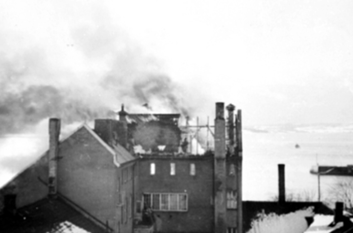 Normann Fotoatelier, BRANNTOMT OPLANDSKE KREDITBANK, VINTER, MJØSA I BAKGR.