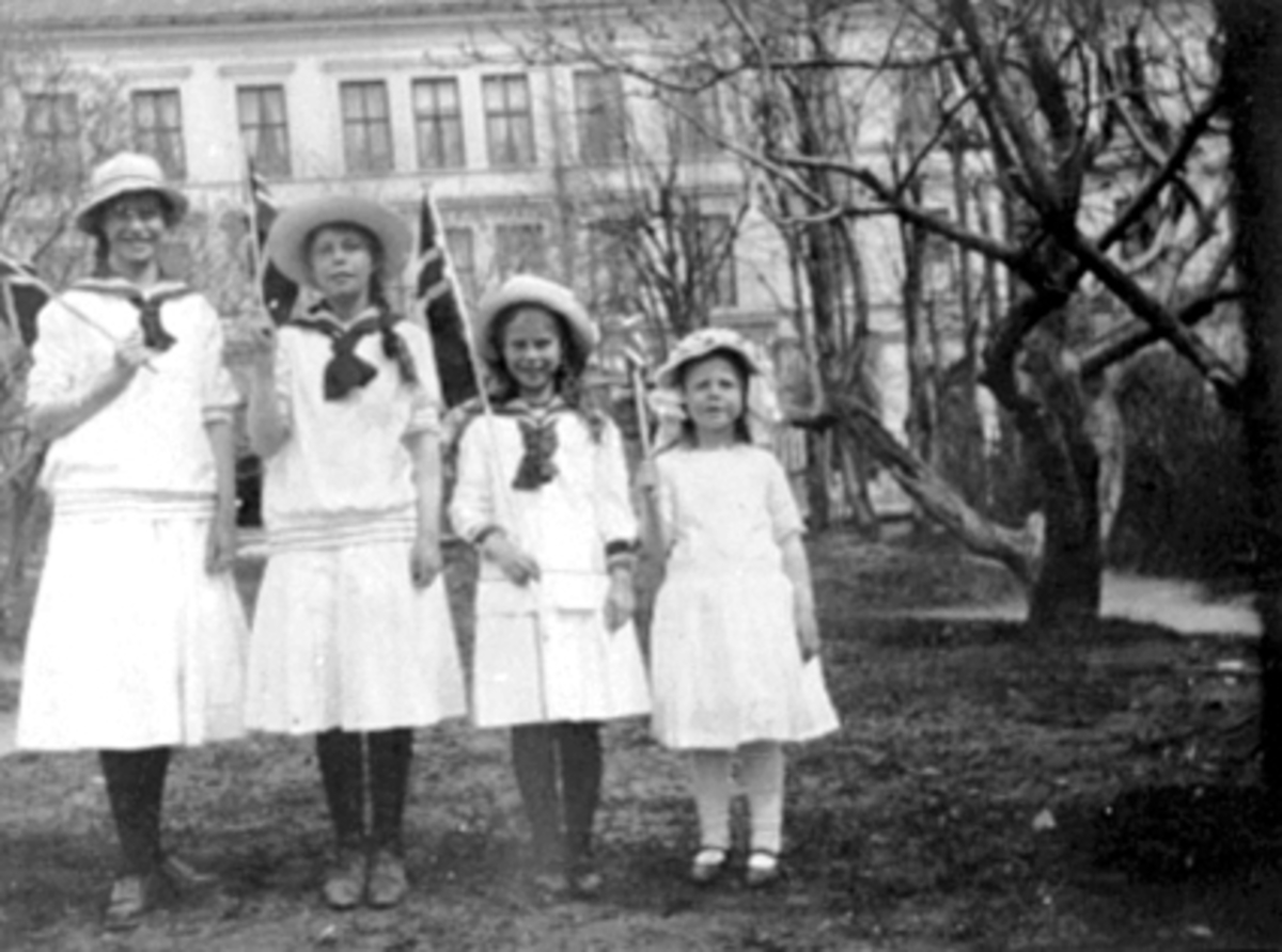 Anno Domkirkeodden, Gruppe 4 jenter, Ragnhild, Sigrid, Thorbjørg, Ingeborg Petersen. Det ble tatt bilder hvert år til etter krigen, samme jenter, samme plassen. Se 0401-06617 og 0401-06615