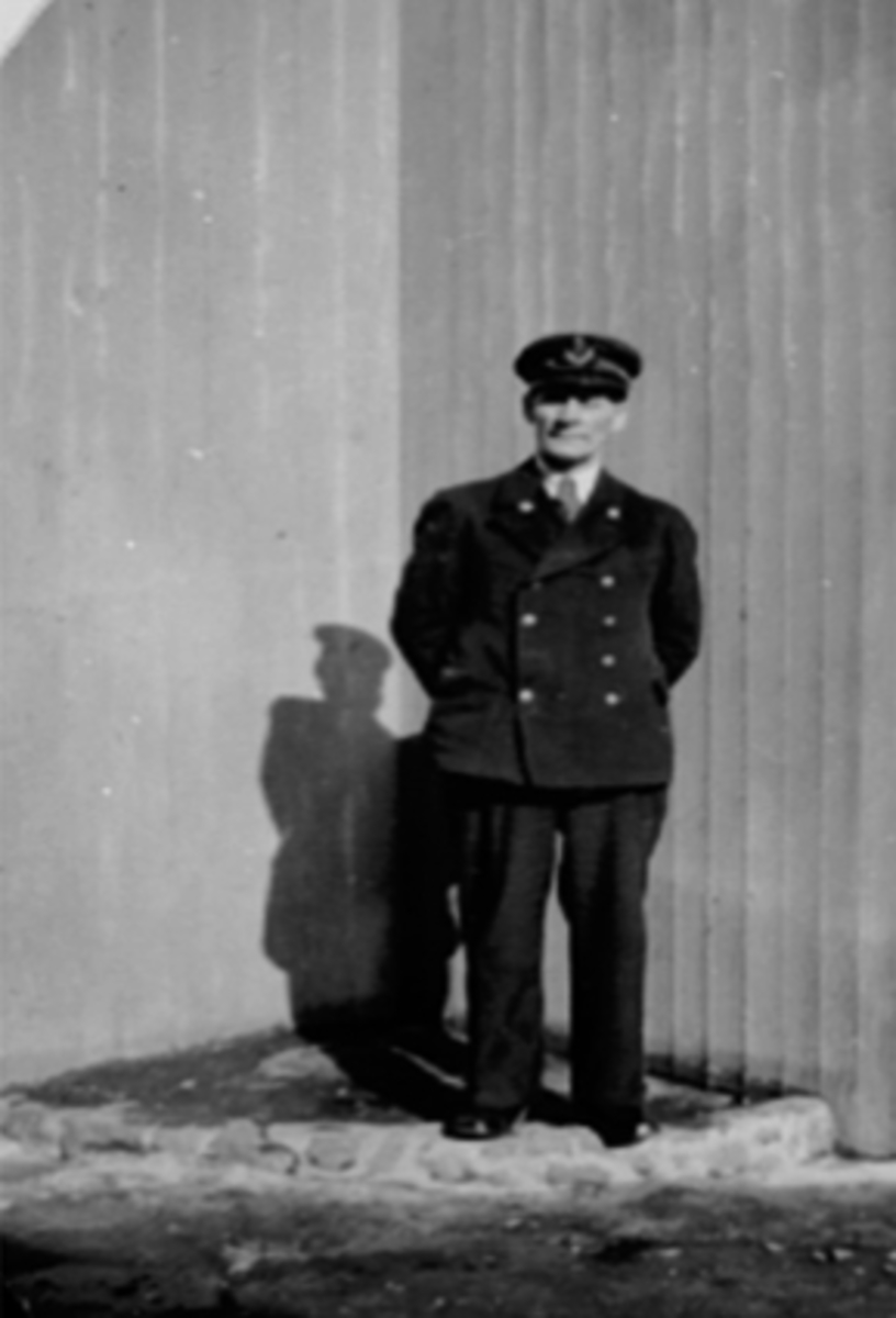 Anno Domkirkeodden, Fengselsbetjent og maler Martin Nybakken. Uniform. Han arbeidet på fengslet i over 30 år. I 1940 var han 65 år og da ble dette bildet tatt i gården på Fengselet. Han bodde i Torggata 102, Hamar.