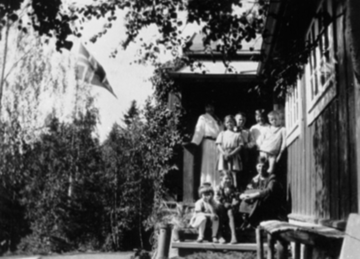 Anno Domkirkeodden, GRUPPE 8, 6 BARN, 2 DAMER FAMILIEN ARNT JENSEN, BAKKEN.