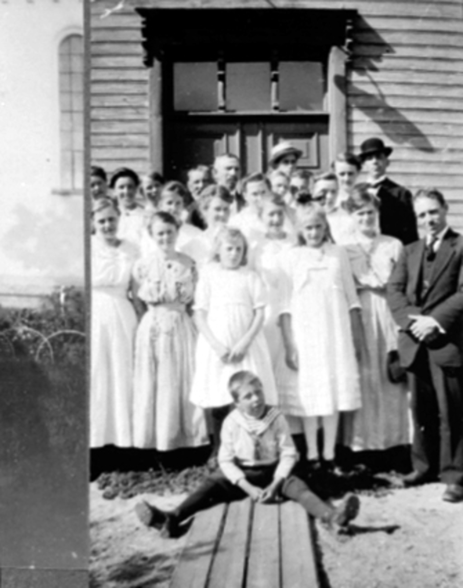 Anno Domkirkeodden, Frikirken, konfirmasjon 1922-23. Familiegruppe Morbech. Den ene konfirmantene er Ragna Morbech. Bakerst med skalk Harald Herberg. Mann i mørk dress, svensk urmaker Olaf Gustavson som arbeidet i byen.