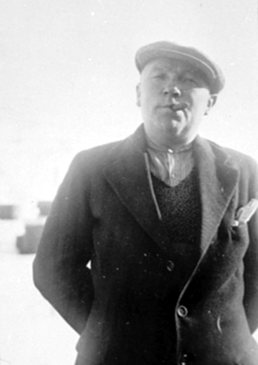 Anno Domkirkeodden, PORTRETT BIRGER ELVSVEEN M/SIXPENCE OG SIGAR