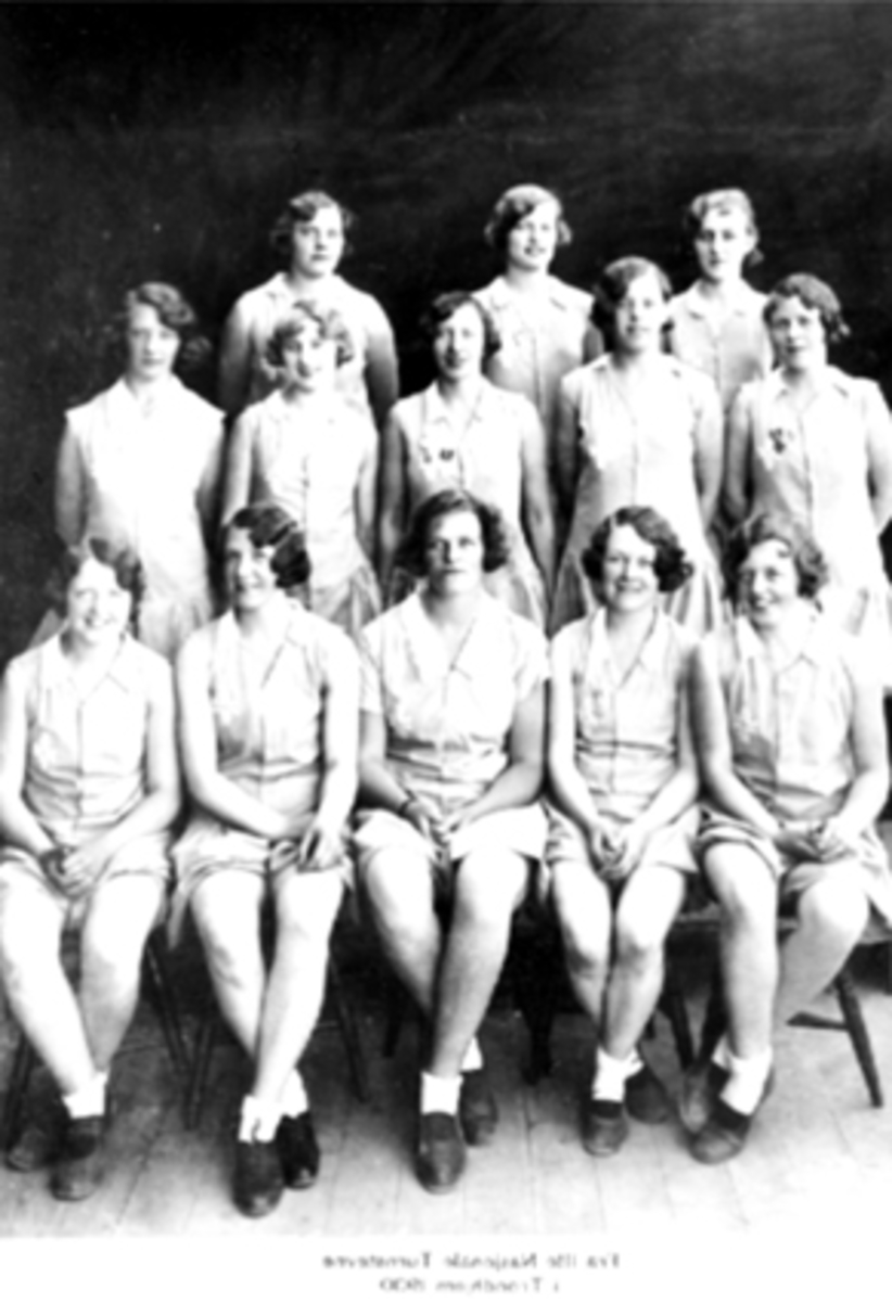 Anno Domkirkeodden, Hamardamer under Det 11te Nasjonale Turnstevne i Trondheim 1930. Dameturnere 1 rekke f.v. Kirsten Østby, Inger Ruud, instr. Bella Jensen, Jenny Jensen, Lina Østby, 2. rekke f.v. Bergliot Johansen, Alfhild Røste, Margit Liven, Maggi Berg, Aslaug Hagen, 3 reke f.v Asta Berg, Ingeborg Hagen, Margit Pe…