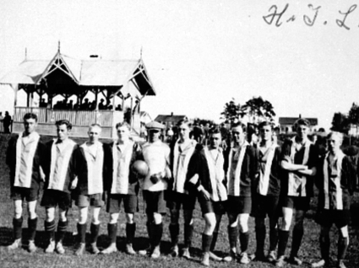 Anno Domkirkeodden, GRUPPE 11 FOTBALLSPILLERE H. I. L. , UTSTILLINGSPLASSEN, PAVILJONG