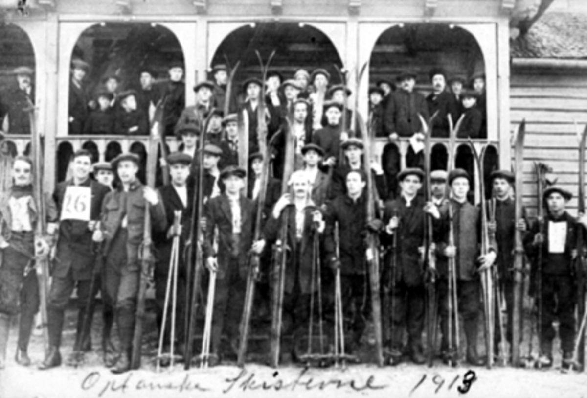 Anno Domkirkeodden, STOR GRUPPE SKILØPERE FORAN SKISTUA ?, OPLANDSKE SKISTEVNEPostkort.