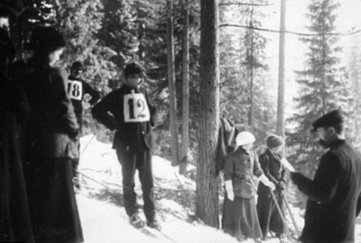 Anno Domkirkeodden, SKIRENN, HOPPRENN ?, MENN M/STARTNUMMER, BAKKE, FOLK, VINTERPostkort.