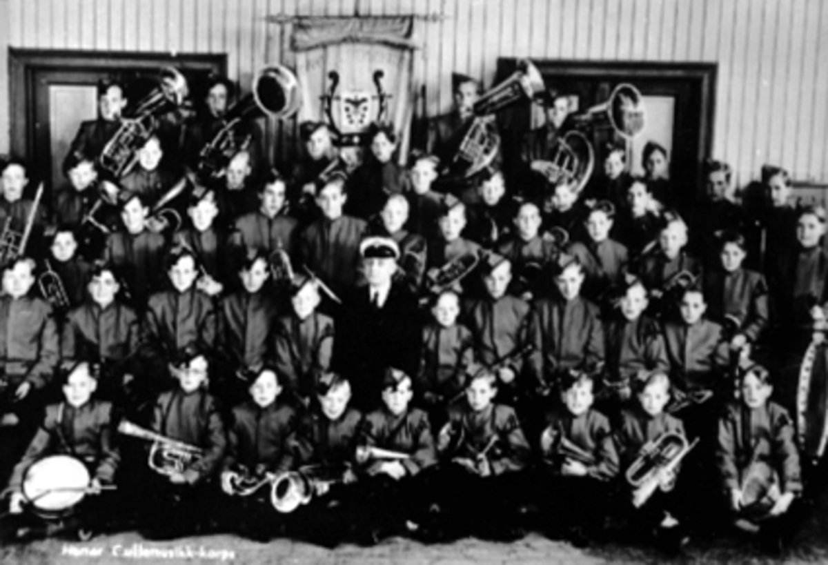 Ukjent, Hamar Guttemusikkorps, dirrigent, instrumenter, fane. Postkort "Hamar guttemusikkorps.
