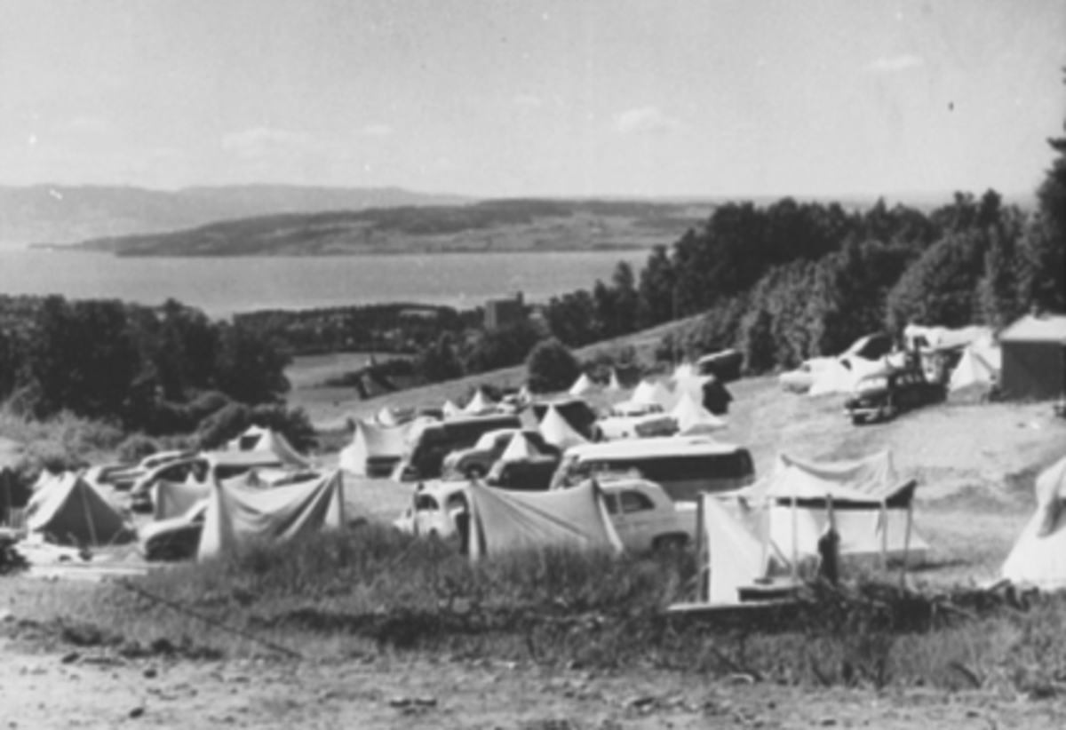 Anno Domkirkeodden, CAMPING, HEDMARKSTOPPEN, TELT, BILER, HYTTE, UTSIKT MOT MJØSAPostkort.