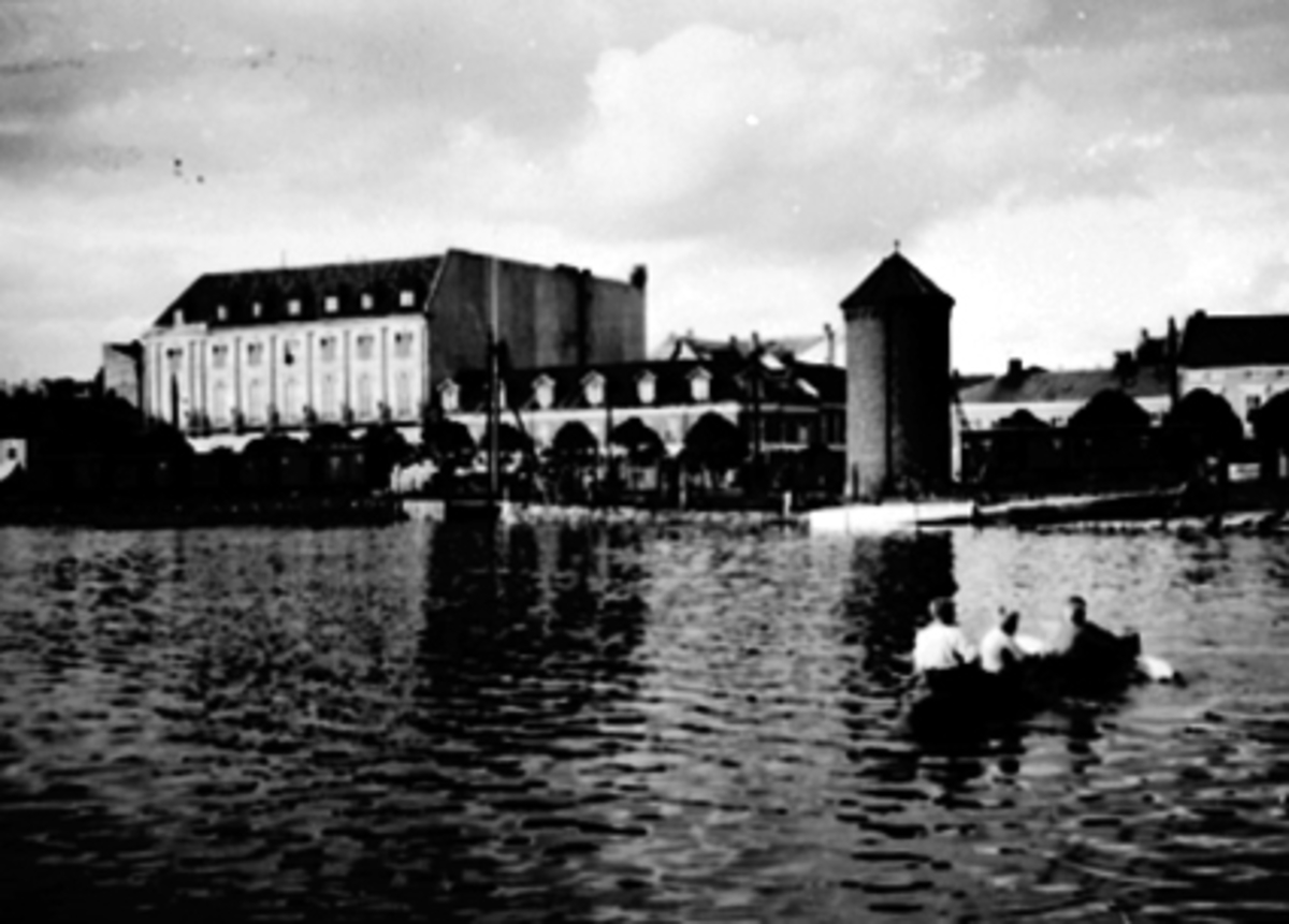 Anno Domkirkeodden, FLOMM, 4 GUTTER I KANO MOT JERNBANEBRYGGA, MJØSA