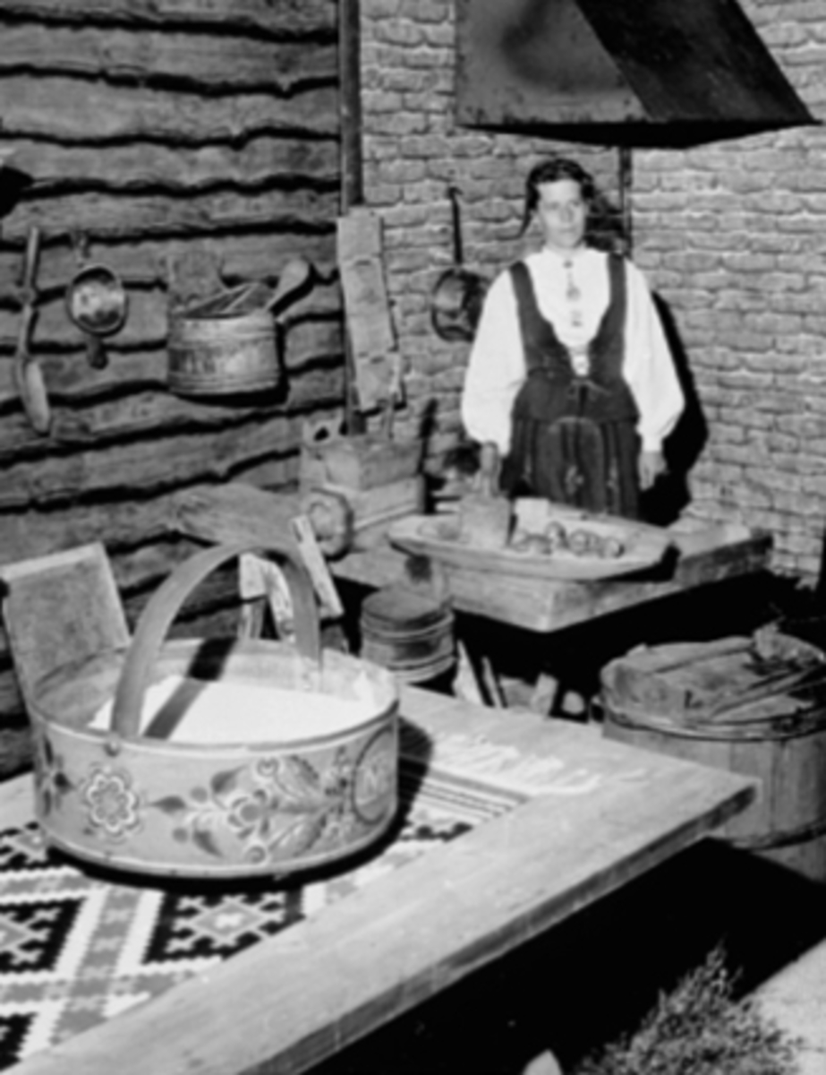 Anno Domkirkeodden, GAMLE TREREDSKAP FOR MATLAGING, DAME I BUNAD, HAMAR MARTN