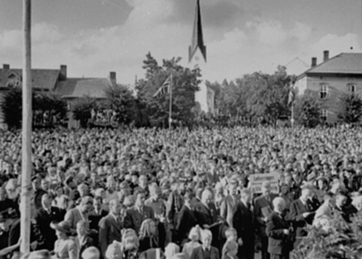 Anno Domkirkeodden, HAMARDAGEN 1946, FULT AV FOLK PÅ STORTORGET