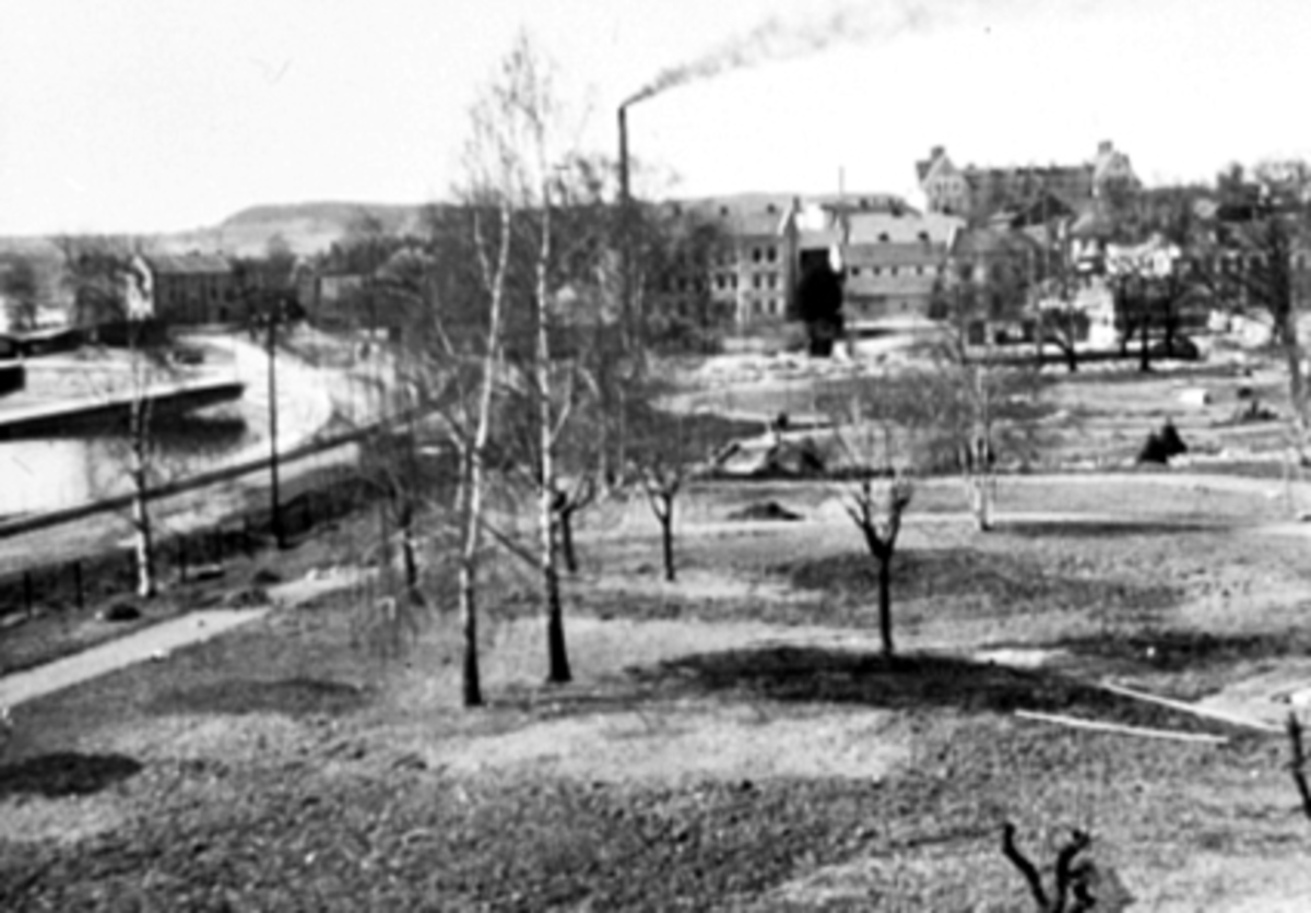 Anno Domkirkeodden, STRANDGATEPARKEN OPPARBEIDES, BASARBYGNINGEN I BAKGR.