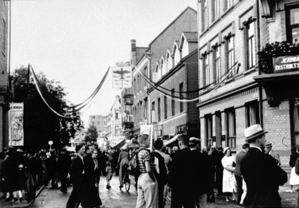 Anno Domkirkeodden, OVERSIKT TORGATA, MYE FOLK, PYNTET MED BYVÅPENET, BYJUBILEET 1949