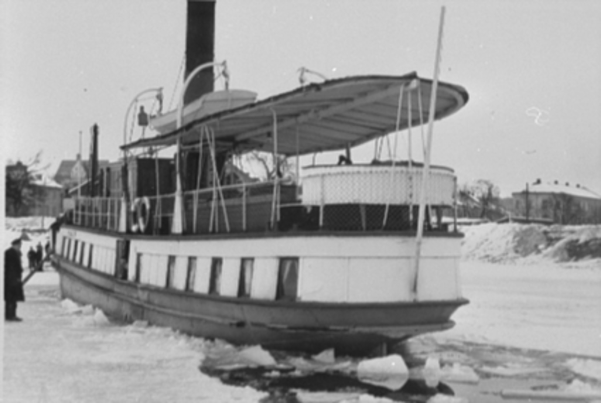 Anno Domkirkeodden, MJØSBÅTEN D. S. HAMAR, BRYTER IS, MJØSISEN, HAMAR BRYGGE, VINTER