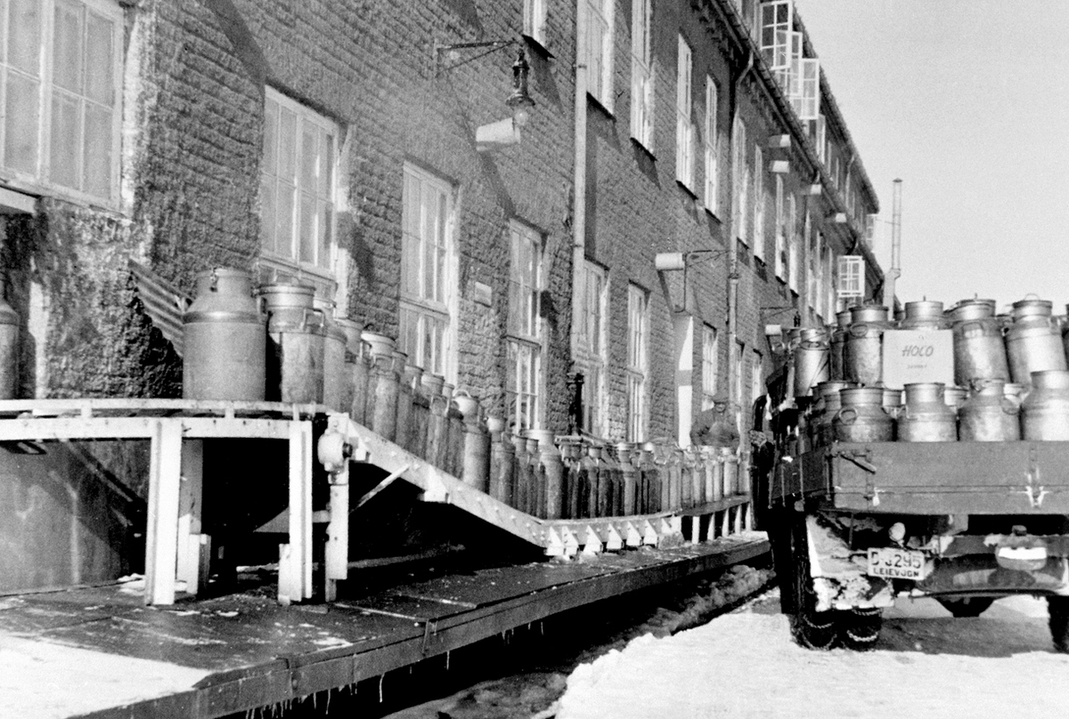 Anno Domkirkeodden, Hedmark Meieri, Hamar. Melkemottakk, lastebil, melkespann, transportbånd.