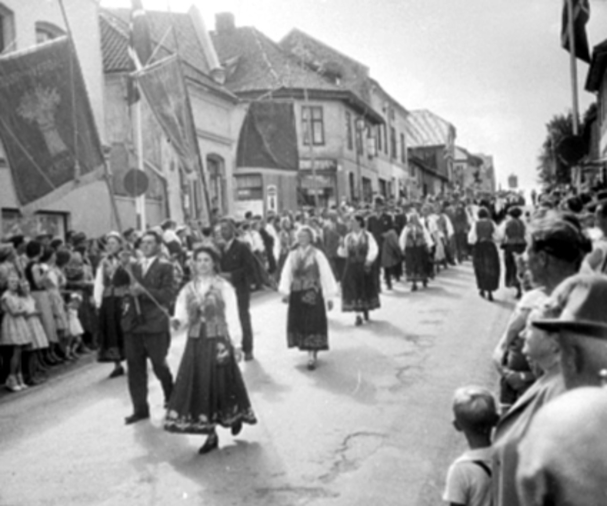 Anno Domkirkeodden, OPPTOG, NORGES BONDELAG, STJØR OG VÆRDALS FANE, BUNADER, FOLK