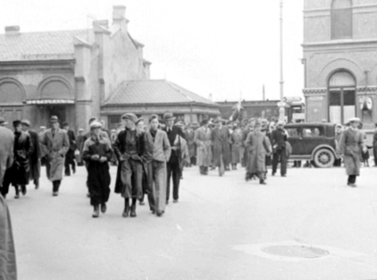 Anno Domkirkeodden, HAMAR JERNBANESTASJON, ÅPNINGSKAMP PÅ BRISKEBY I 1938, FOTBALLKAMP MELLOM MJØNDALEN OG FREDRIKSTAD, PUBLIKUM VENTER